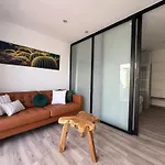 Oasis Ii - Your Private Retreat With Jacuzzi 펜션