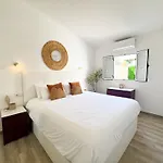 Oasis Ii - Your Private Retreat With Jacuzzi 펜션