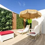 Oasis Ii - Your Private Retreat With Jacuzzi 펜션
