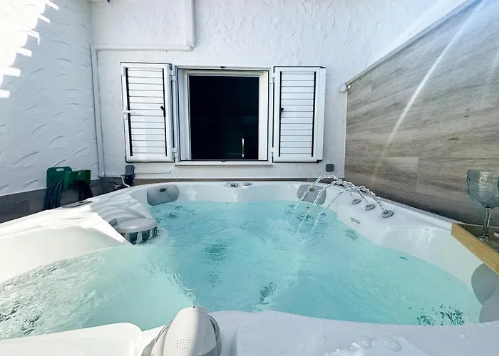 Дом отдыха Oasis Ii - Your Private Retreat With Jacuzzi *